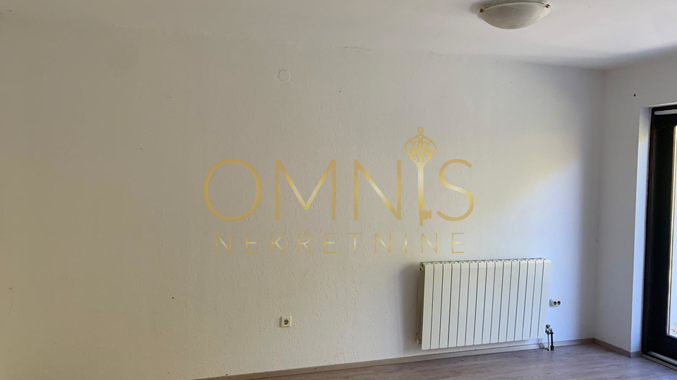 Three-room apartment Pobri, 70m², garage