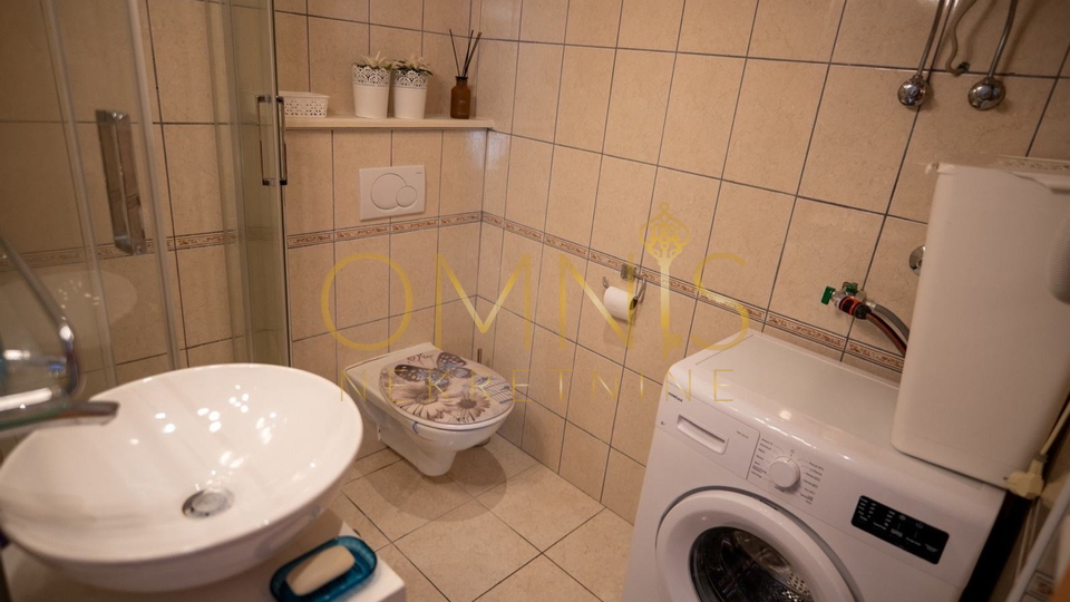 Apartman s velikom terasom i okućnicom, 50 m od mora – Novi Vinodolski