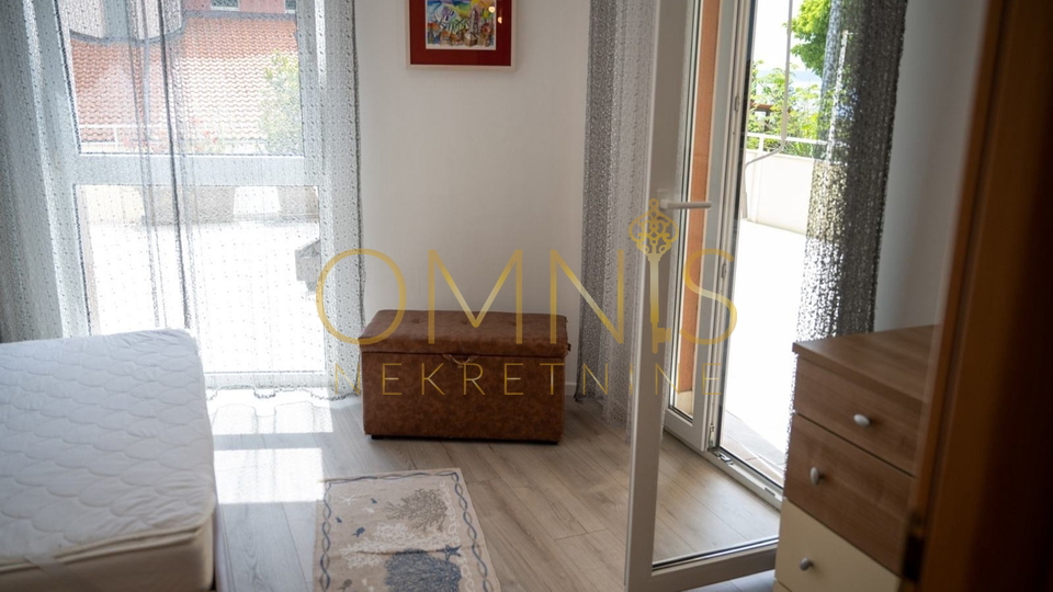 Apartman s velikom terasom i okućnicom, 50 m od mora – Novi Vinodolski