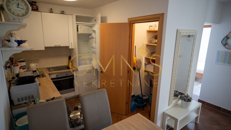 Apartman s velikom terasom i okućnicom, 50 m od mora – Novi Vinodolski