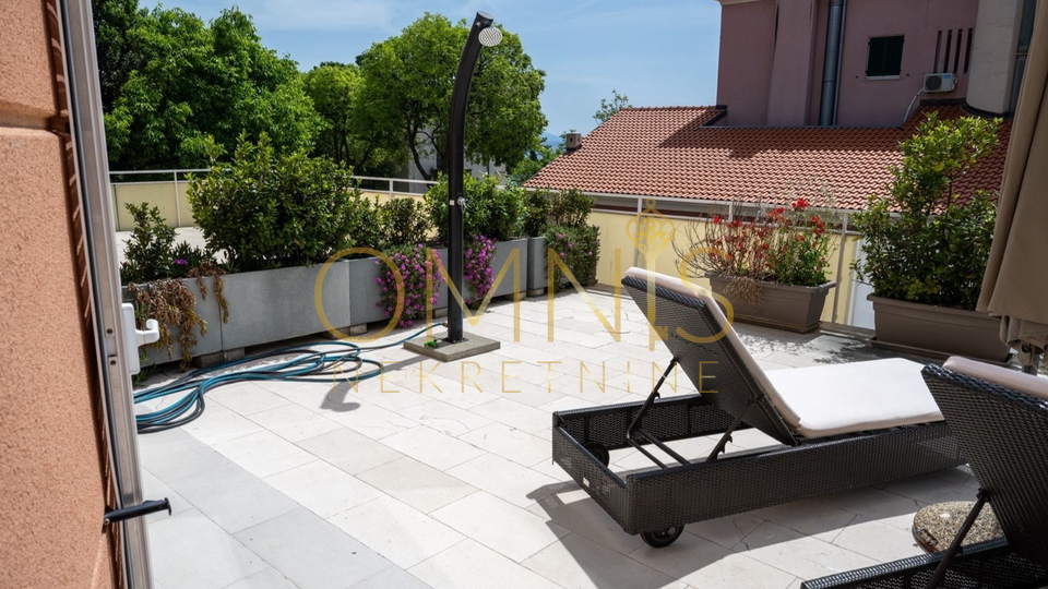 Apartman s velikom terasom i okućnicom, 50 m od mora – Novi Vinodolski