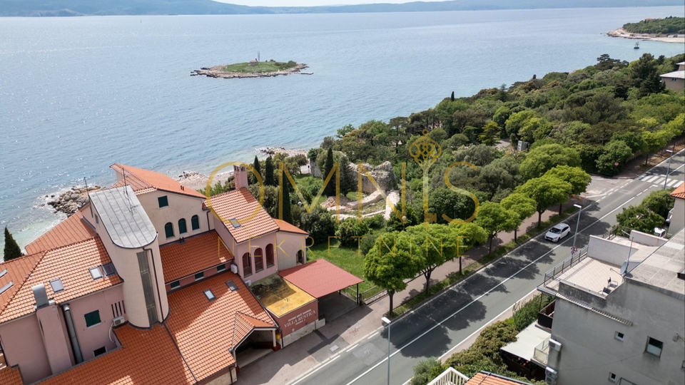 Apartman s velikom terasom i okućnicom, 50 m od mora – Novi Vinodolski