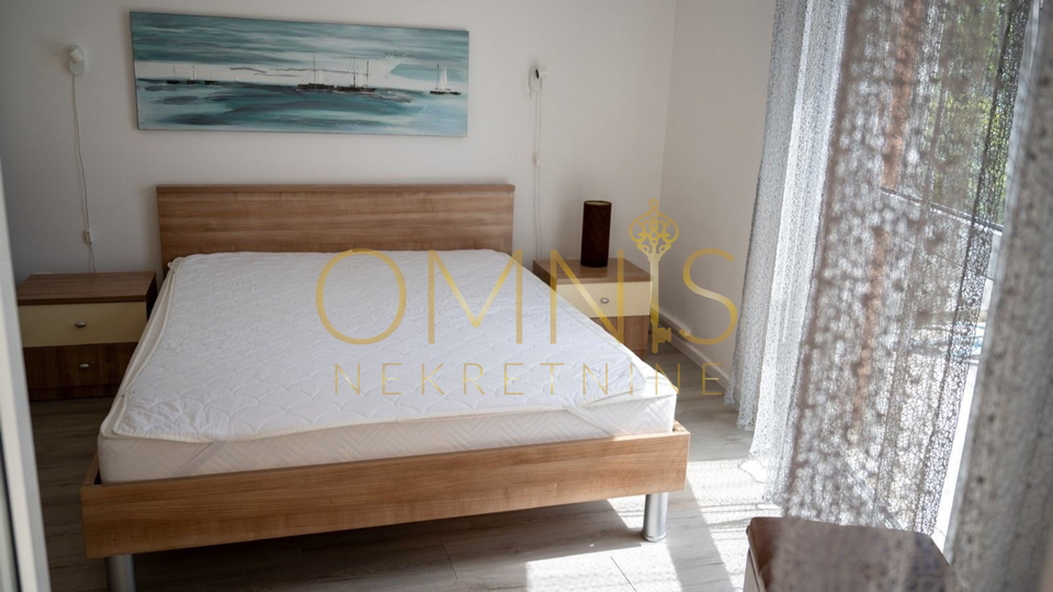 Apartman s velikom terasom i okućnicom, 50 m od mora – Novi Vinodolski