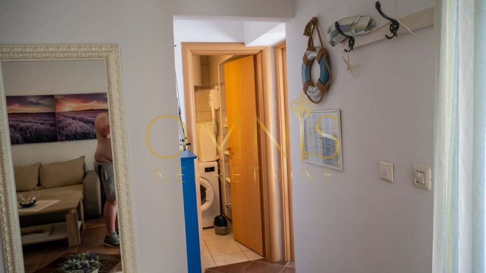 Apartman s velikom terasom i okućnicom, 50 m od mora – Novi Vinodolski