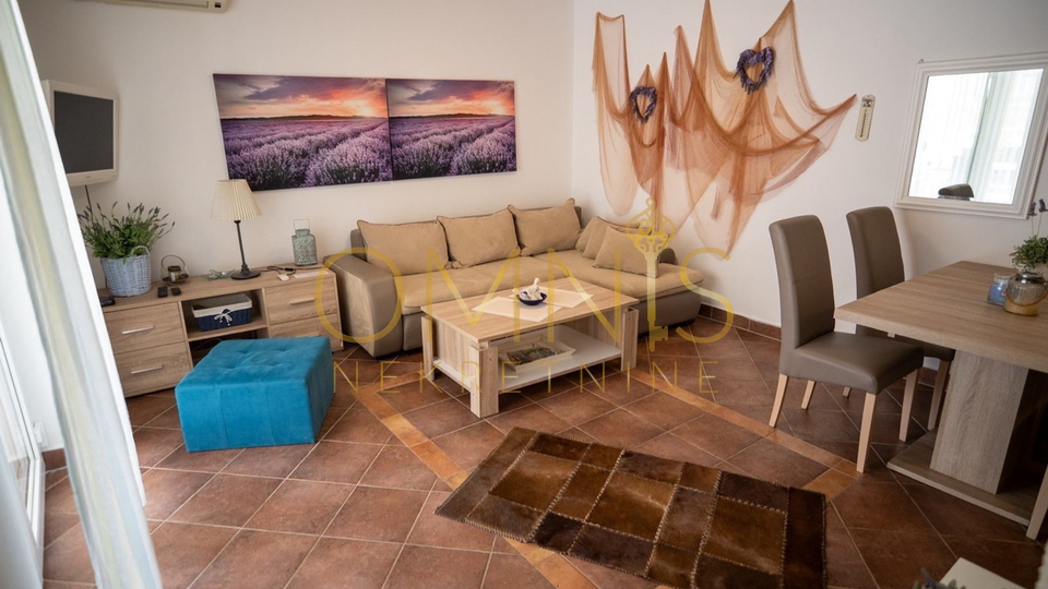 Apartman s velikom terasom i okućnicom, 50 m od mora – Novi Vinodolski