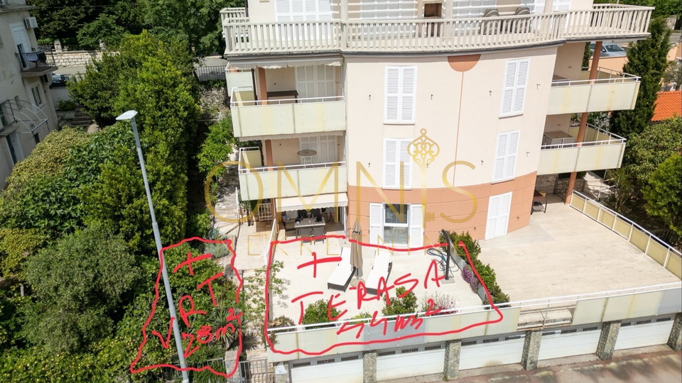 Apartman s velikom terasom i okućnicom, 50 m od mora – Novi Vinodolski