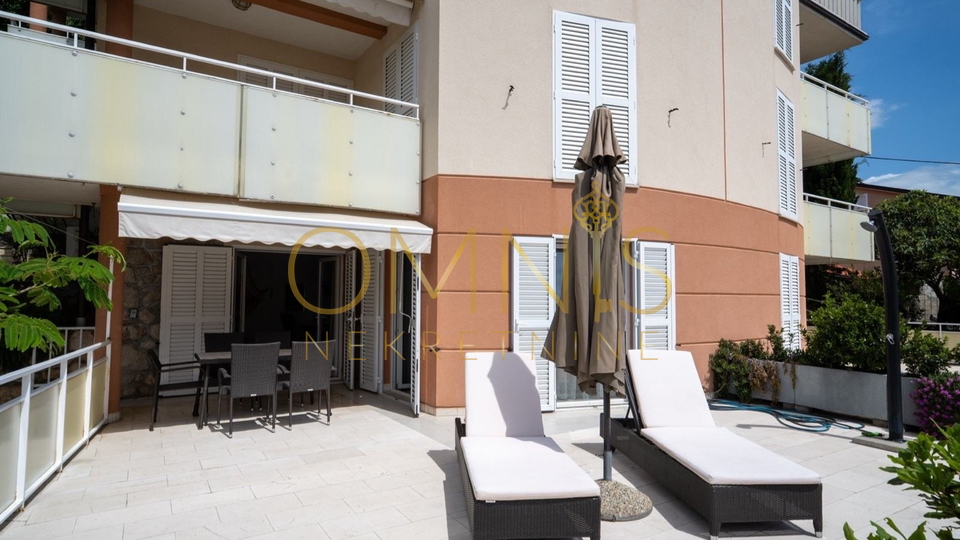 Apartman s velikom terasom i okućnicom, 50 m od mora – Novi Vinodolski