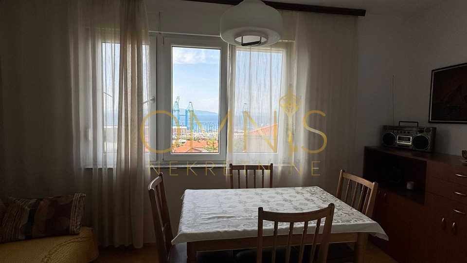 RIJEKA, PODMURVICE – Trosoban stan s balkonom i pogledom na more, 68 m²