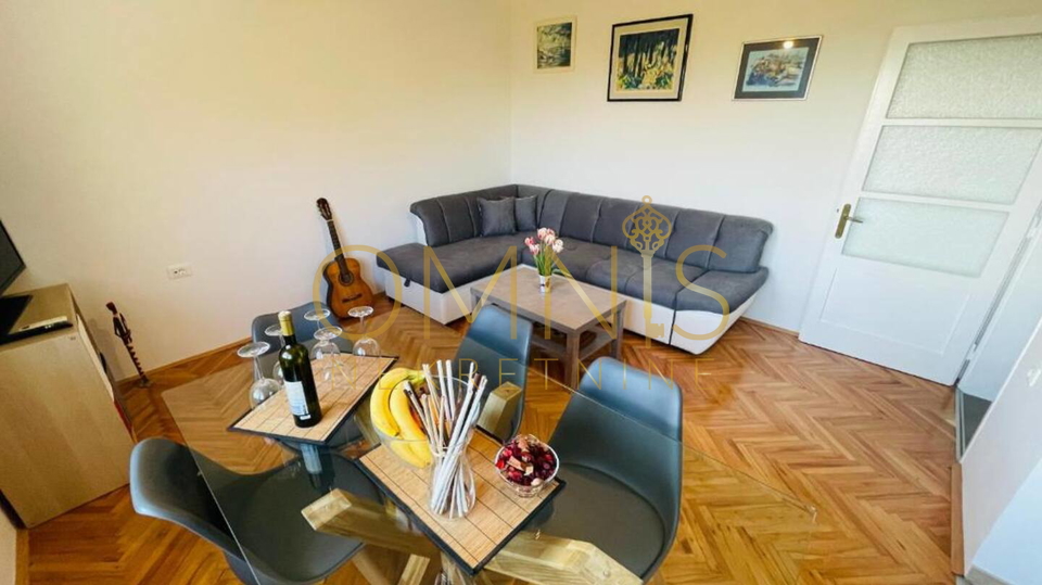 Iznajmljuje se prostran i potpuno namješten trosoban stan