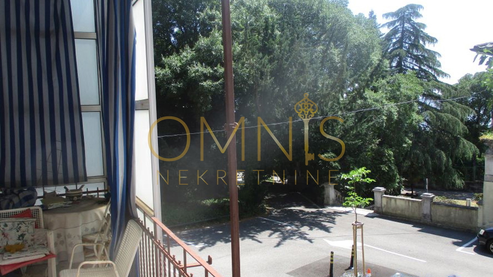 Trosobni stan na Belvederu, 90 m² – visoko prizemlje s balkonom