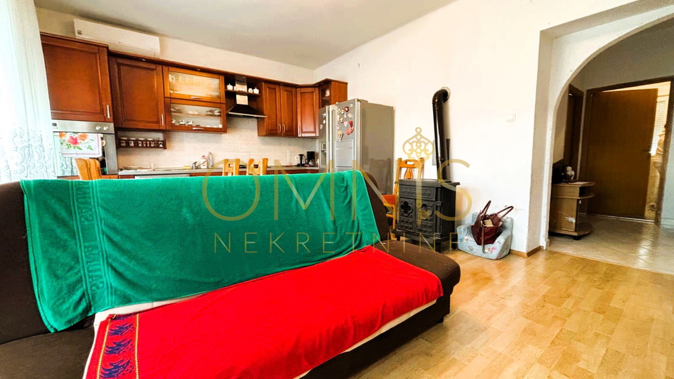 Novi Vinodolski – Prostrani stan od 80 m² s parkirnim mjestom