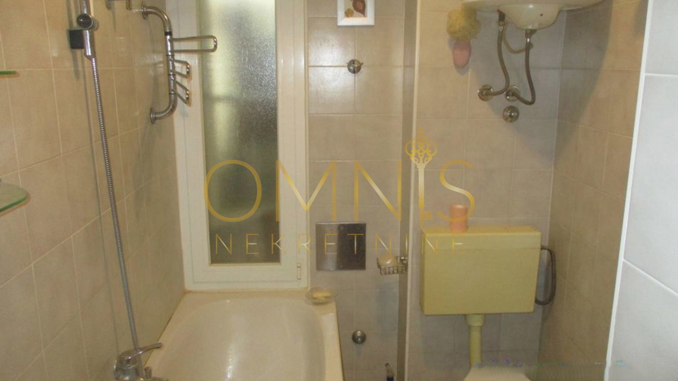 Trosobni stan na Belvederu, 90 m² – visoko prizemlje s balkonom