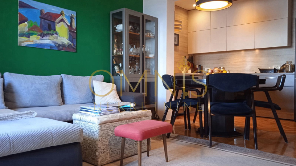 OPATIJA – Two-bedroom apartment with living room, sea view, balcony, and parking space