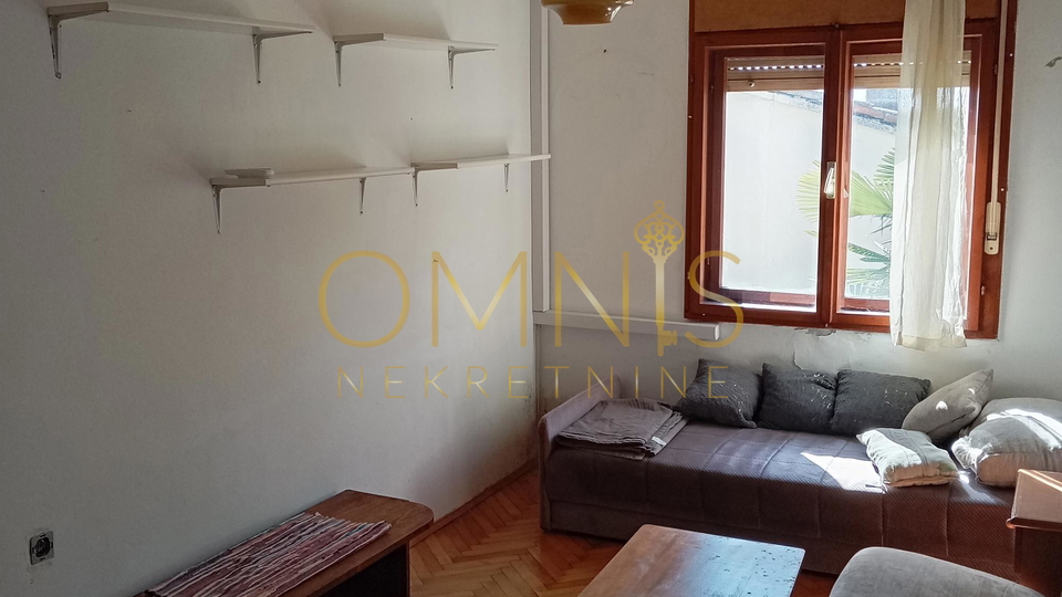 Iznajmljuje se dugoročno prostran četverosobni stan od 90 m²