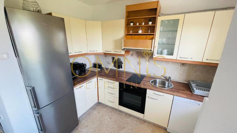 Iznajmljuje se prostran i potpuno namješten trosoban stan