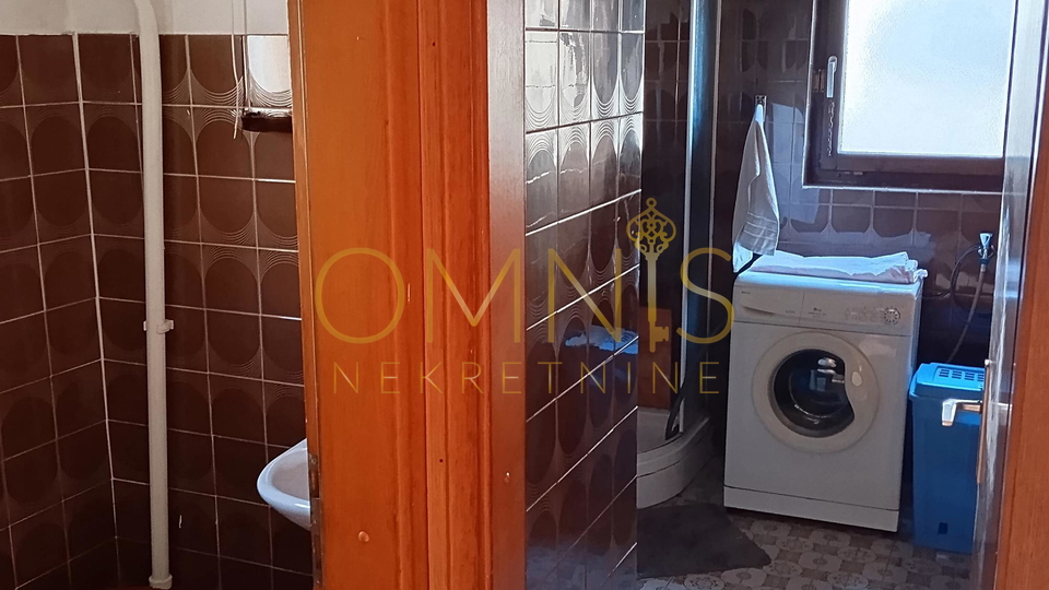 Iznajmljuje se dugoročno prostran četverosobni stan od 90 m²