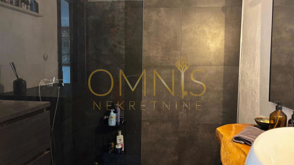 Dizajnerski stan okružen zelenilom – ekskluzivni najam u Podhumu