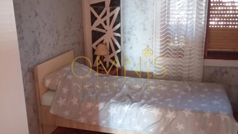 Iznajmljuje se dugoročno prostran četverosobni stan od 90 m²