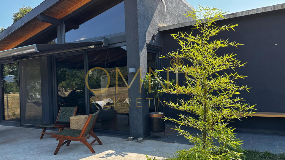 Dizajnerski stan okružen zelenilom – ekskluzivni najam u Podhumu