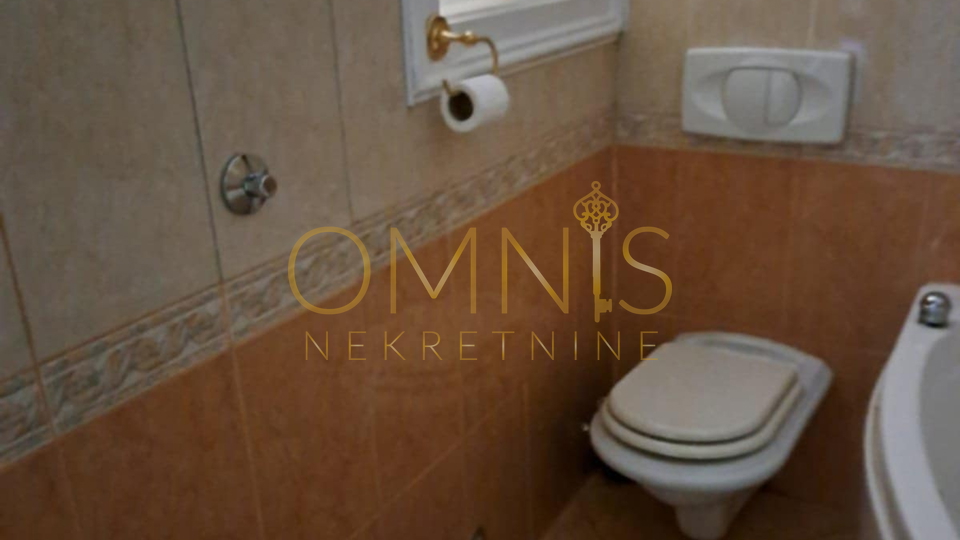 RIJEKA - CENTAR, PROSTRAN 4-SOBNI STAN S BALKONOM, 97 m² – 1. KAT