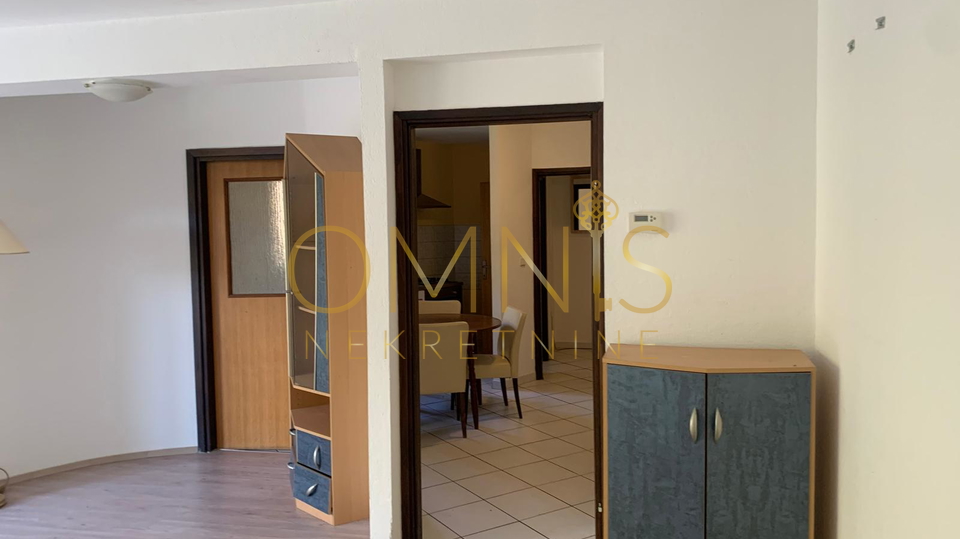 Three-room apartment Pobri, 70m², garage