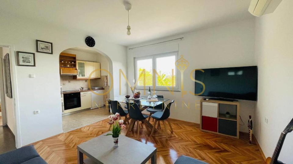 Iznajmljuje se prostran i potpuno namješten trosoban stan