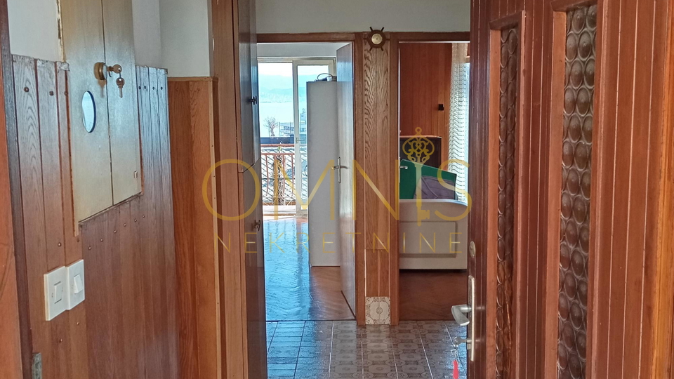 Iznajmljuje se dugoročno prostran četverosobni stan od 90 m²