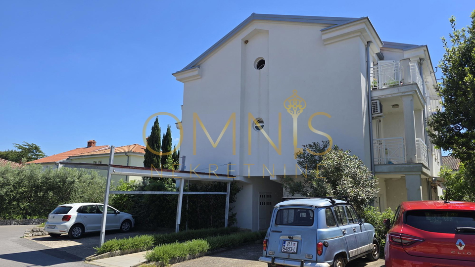 Apartman u Krku s parkirnim mjestom – 300 m od mora