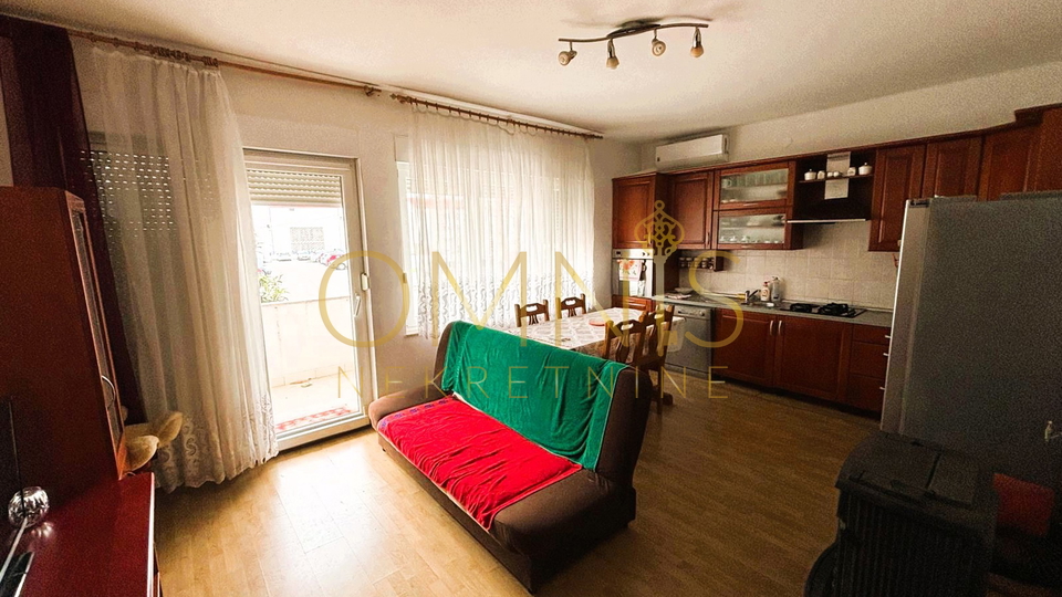 Novi Vinodolski – Prostrani stan od 80 m² s parkirnim mjestom