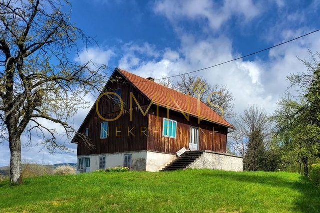 Vrbovsko - kuća  sa velikom okućnicom u blizini centra