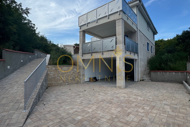 Vrbnik, otok Krk – moderna kuća s bazenom i okućnicom