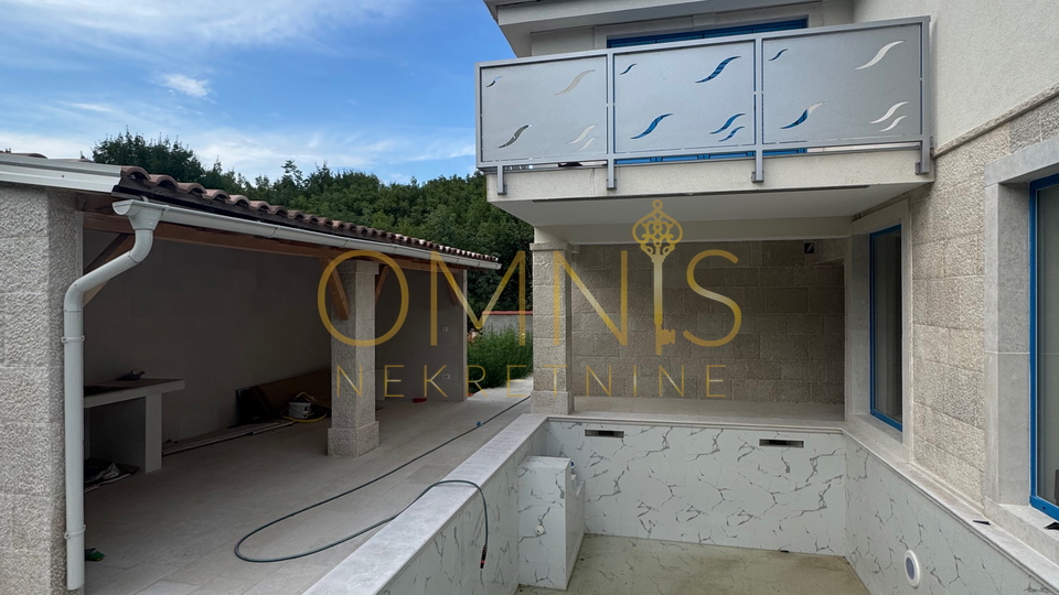 Vrbnik, otok Krk – moderna kuća s bazenom i okućnicom