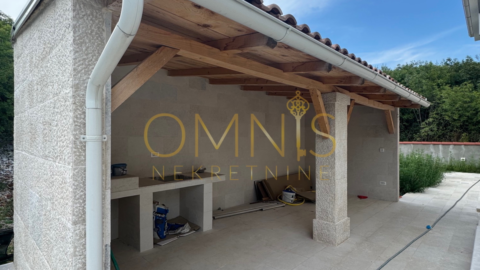 Vrbnik, otok Krk – moderna kuća s bazenom i okućnicom