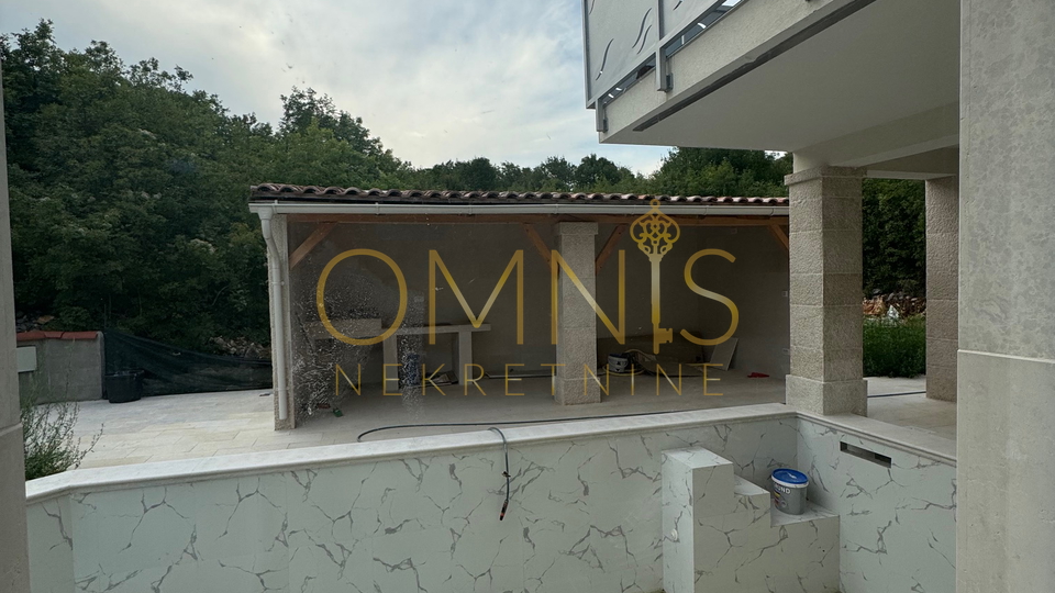 Vrbnik, otok Krk – moderna kuća s bazenom i okućnicom