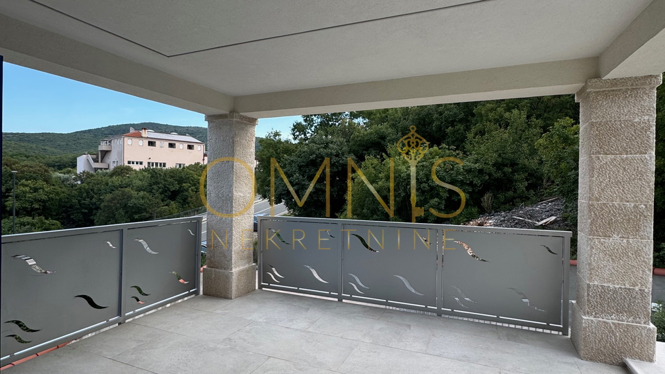 Vrbnik, otok Krk – moderna kuća s bazenom i okućnicom