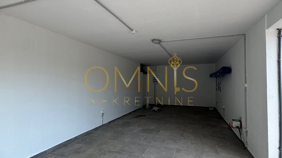 Vrbnik, otok Krk – moderna kuća s bazenom i okućnicom