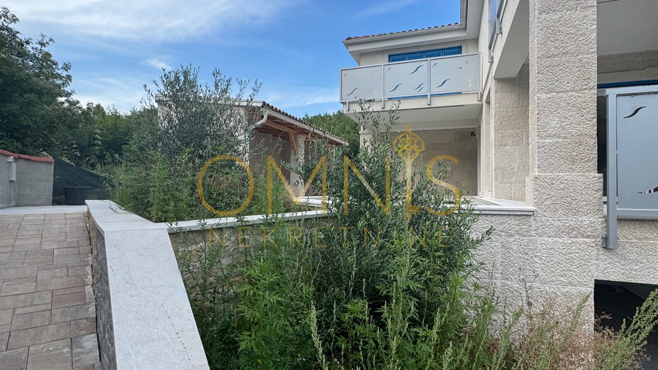 Vrbnik, otok Krk – moderna kuća s bazenom i okućnicom