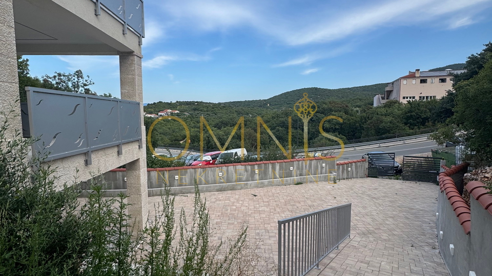 Vrbnik, otok Krk – moderna kuća s bazenom i okućnicom