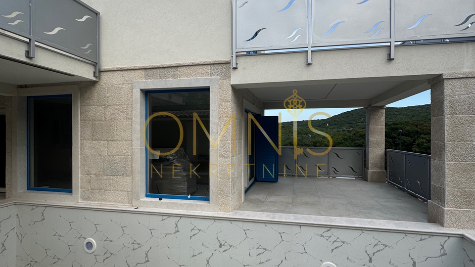 Vrbnik, otok Krk – moderna kuća s bazenom i okućnicom