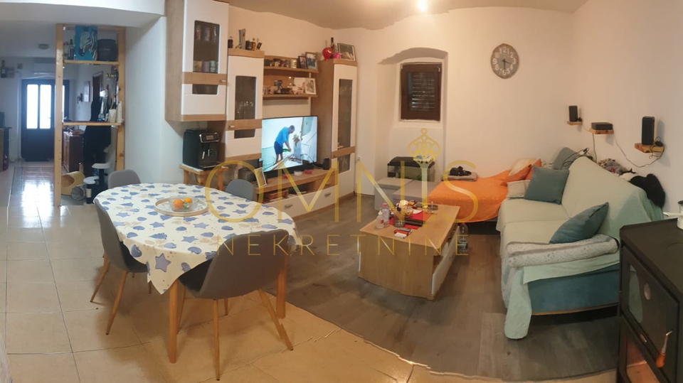 Kraljevica, etaža kuće s okućnicom, prodaja!