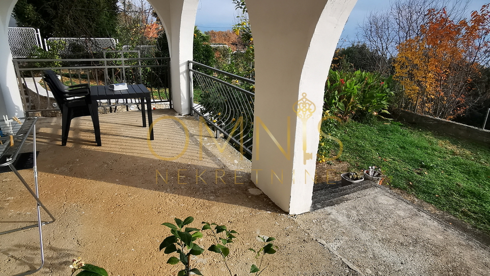 Ika -garsonjera s terasom i pogledom na more, najam!