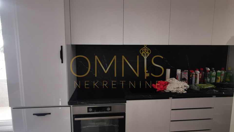 Rijeka, Krimeja -novouređena garsonjera s terasom, najam!