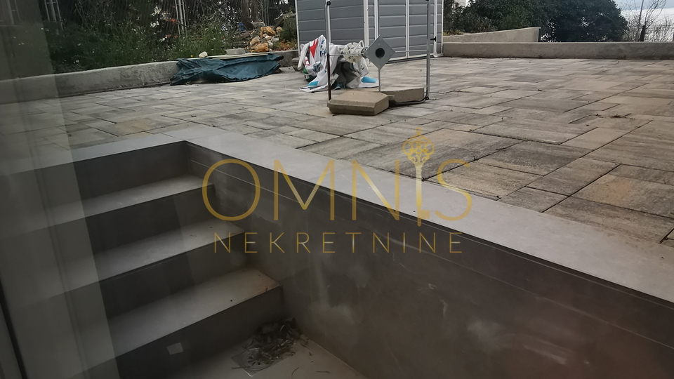 Rijeka, Krimeja -novouređena garsonjera s terasom, najam!