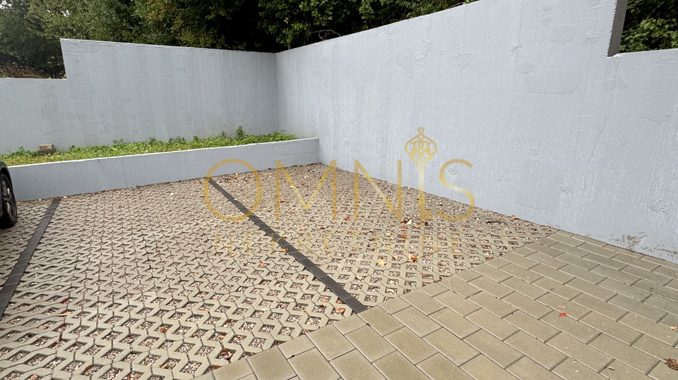 OPATIJA, POBRI- prekrasan stan u novogradnji s okućnicom!
