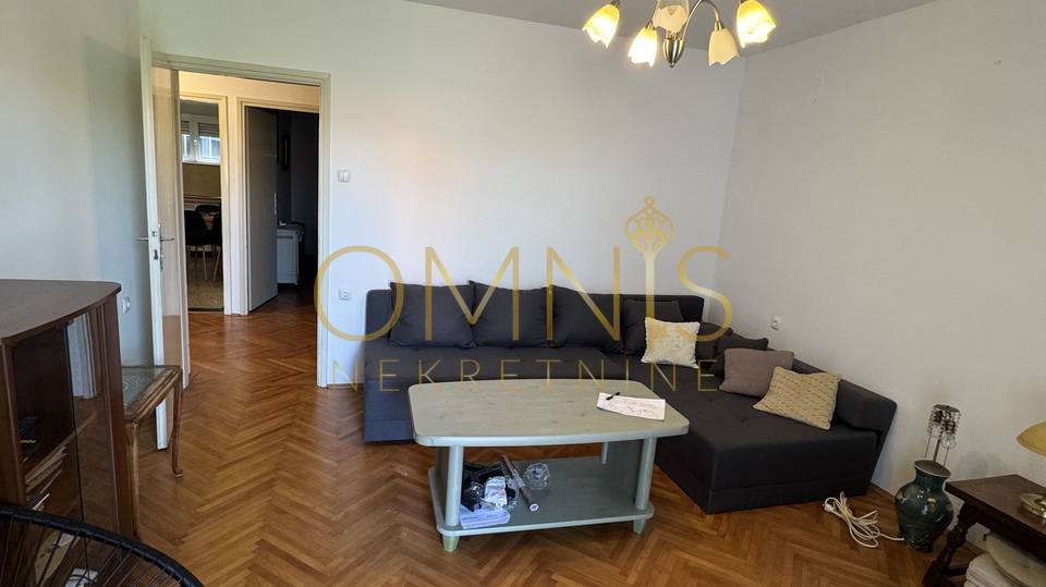 CRIKVENICA – Apartment with terrace, garden, and two cellars, only 200 m from the sea