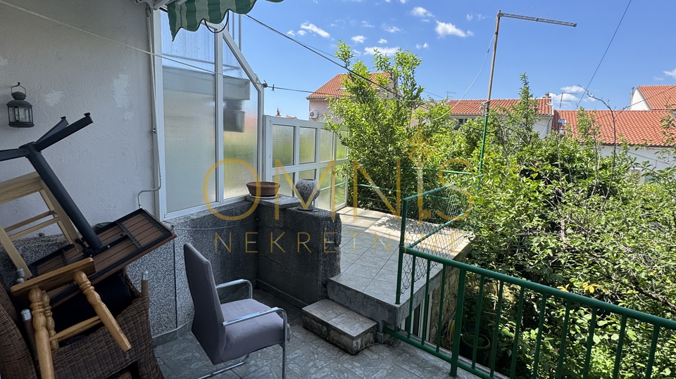 CRIKVENICA – Apartment with terrace, garden, and two cellars, only 200 m from the sea