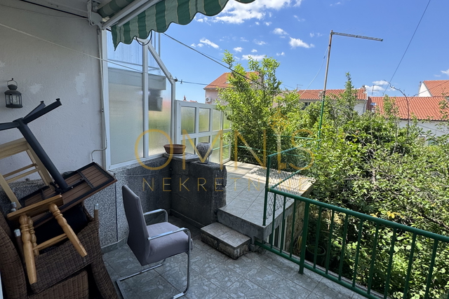 CRIKVENICA – Stan s terasom, vrtom i dvije konobe, samo 200 m od mora