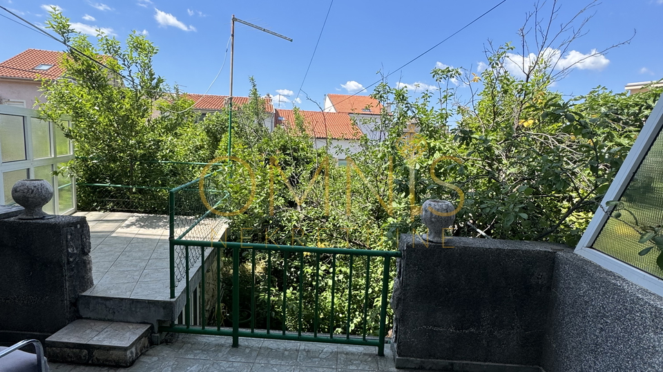CRIKVENICA – Apartment with terrace, garden, and two cellars, only 200 m from the sea