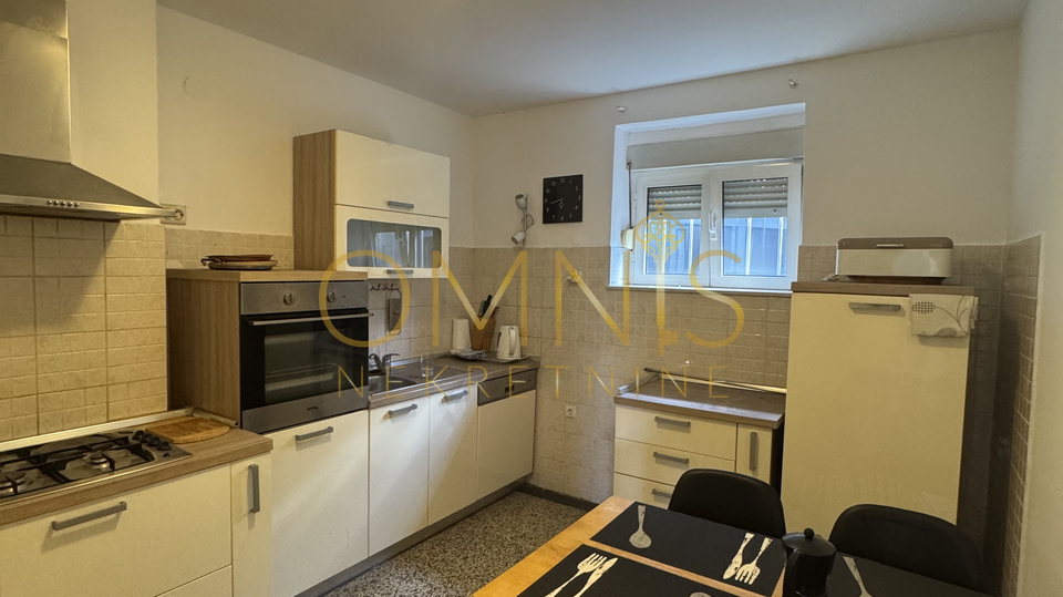 CRIKVENICA – Apartment with terrace, garden, and two cellars, only 200 m from the sea