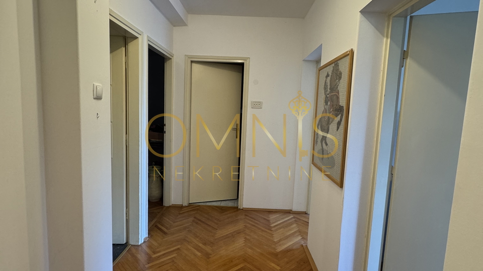 CRIKVENICA – Apartment with terrace, garden, and two cellars, only 200 m from the sea